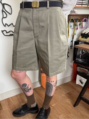 Vintage 2000s Nordstrom Smartcare Khaki Pleated Trouser Shorts ~ Size 34